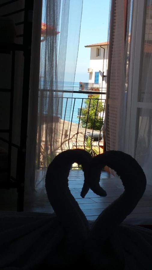 アックアッペーザ A Due Passi Dal Mare Bed & Breakfast エクステリア 写真