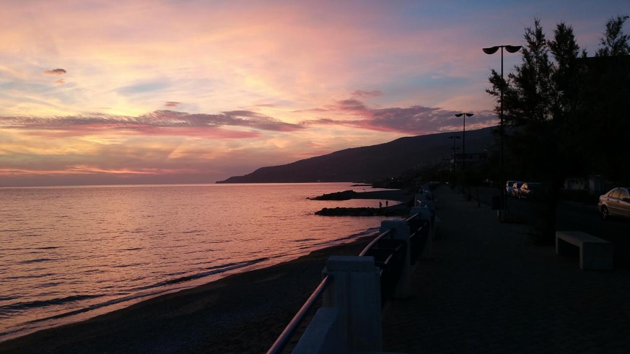 アックアッペーザ A Due Passi Dal Mare Bed & Breakfast エクステリア 写真
